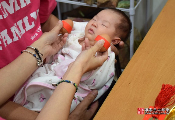 徐寶寶(新北永和區嬰兒寶寶滿月剃頭理髮、免費嬰兒剃胎毛儀式吉祥話)。中國風會場，爸媽寶貝免費穿「日中韓」古裝禮服。專業拍照、DVD光碟、證書。★購買「臍帶章、肚臍章、胎毛筆刷印章」贈送：剃頭、收涎、抓周，三選一。 2015.09.26 照片4